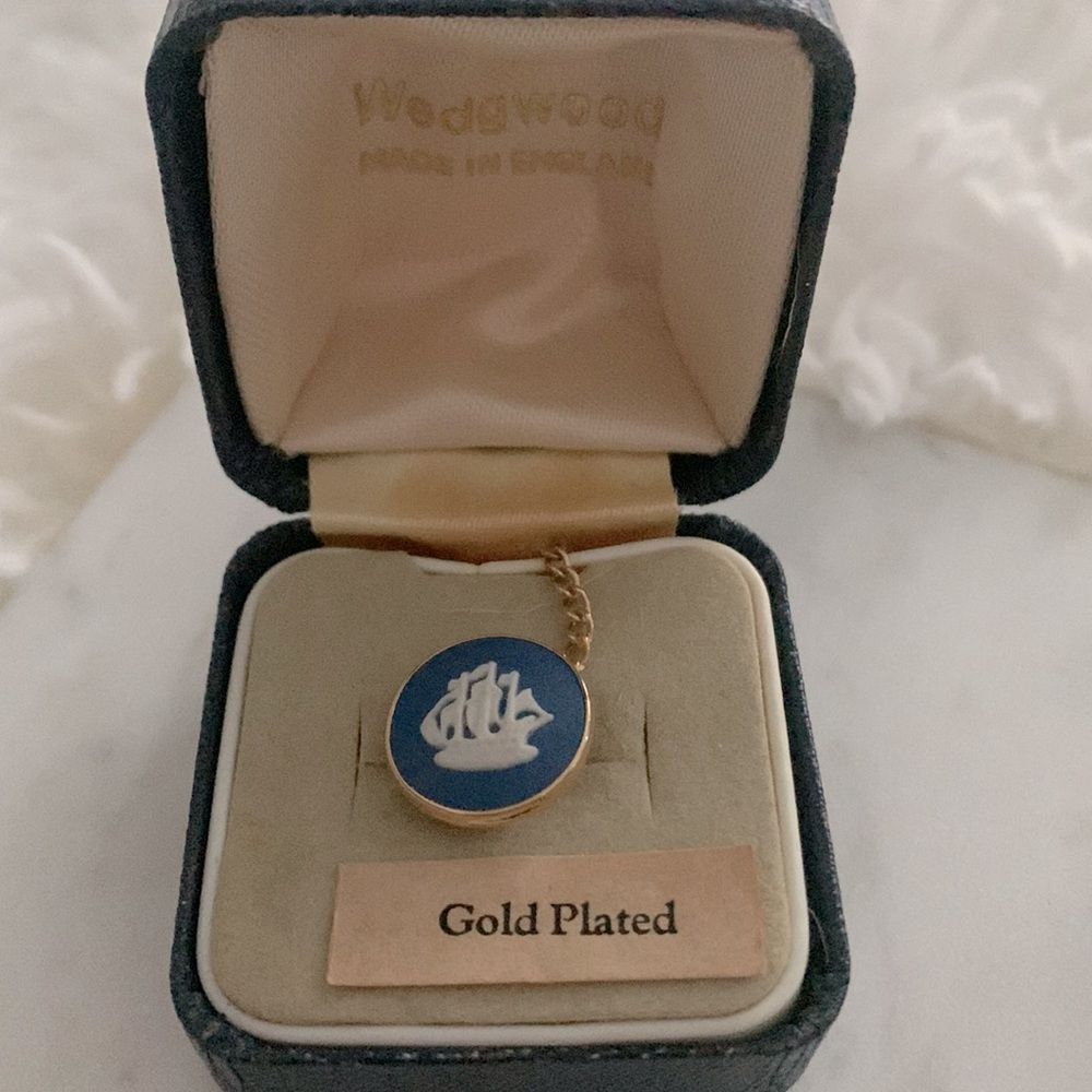 WEDGWOOD tie tack gold plated vintage